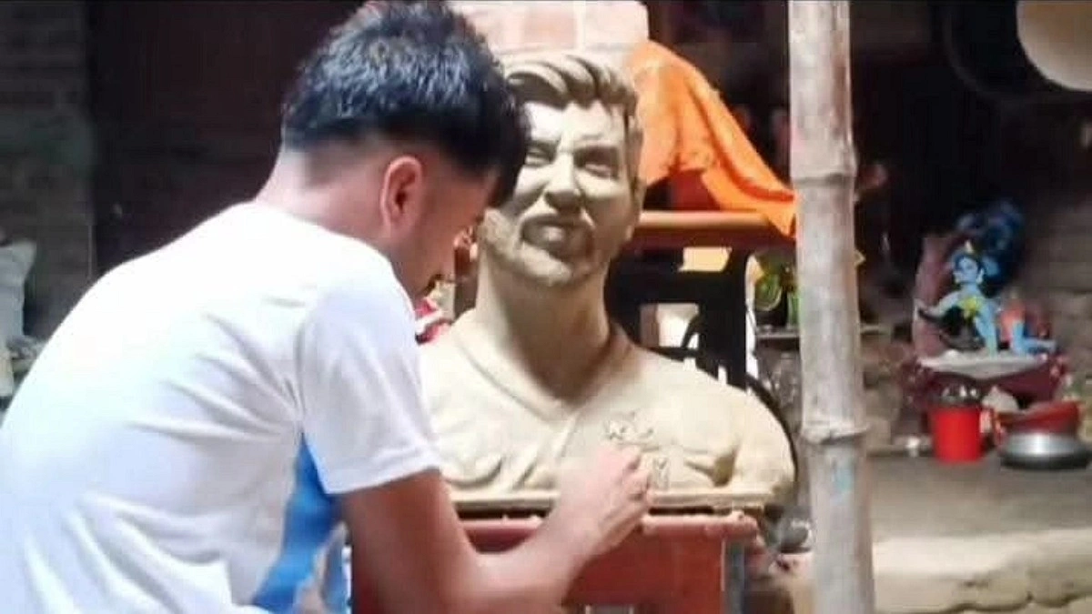 ভালোবাসা থেকে গাইবান্ধায় মেসির ভাস্কর্য