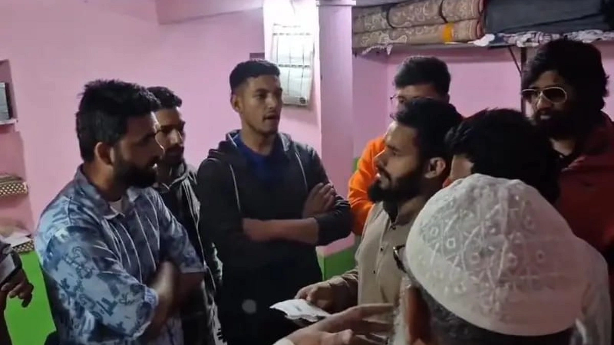 বাড়িতে আরবি পড়ানোয় শিক্ষককে হেনস্তার অভিযোগ