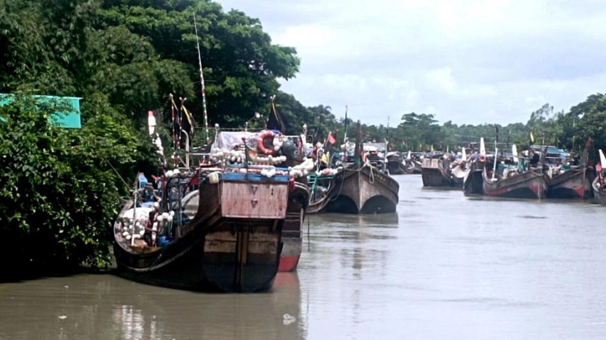 নিম্নচাপে উত্তাল সাগর, ফিরে আসছেন জেলেরা