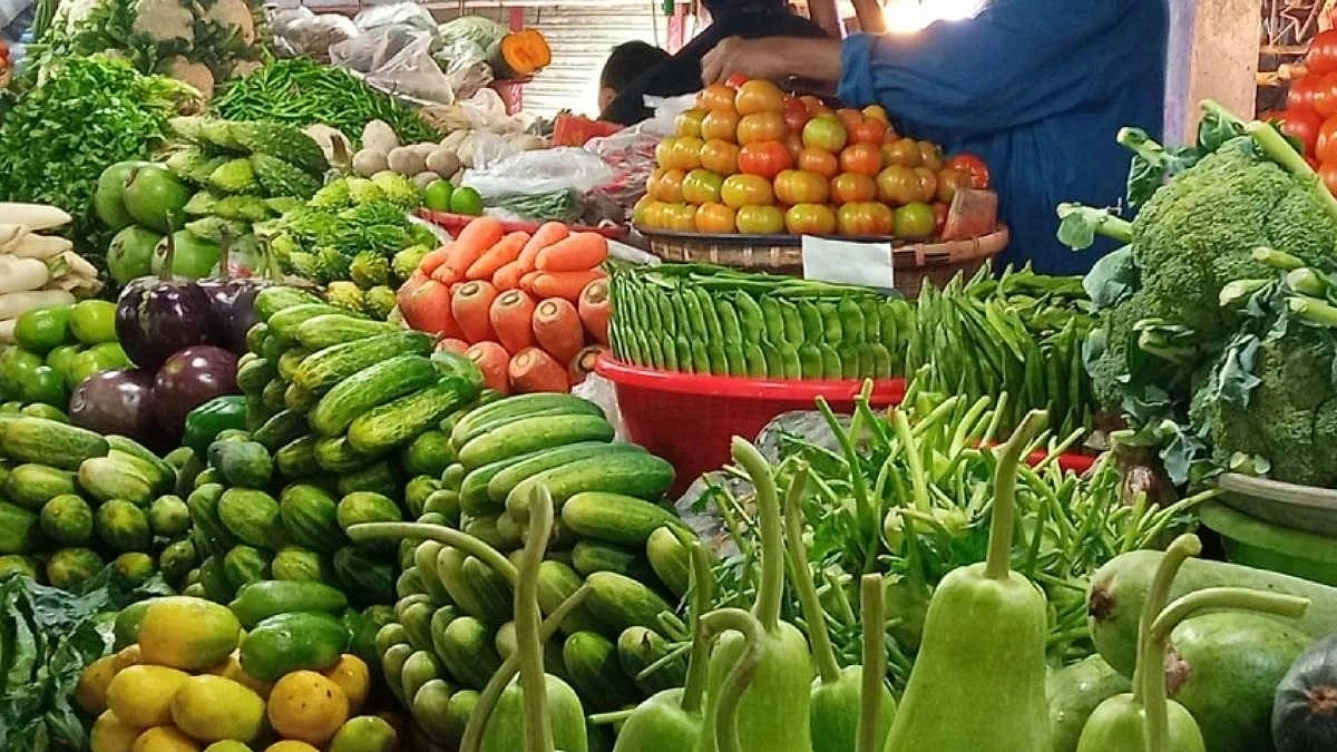 সবজি কিনতেই শেষ বেতনের অর্ধেক