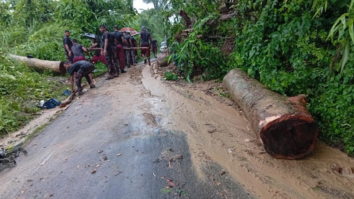 বান্দরবানে সড়ক মেরামতে বিজিবি