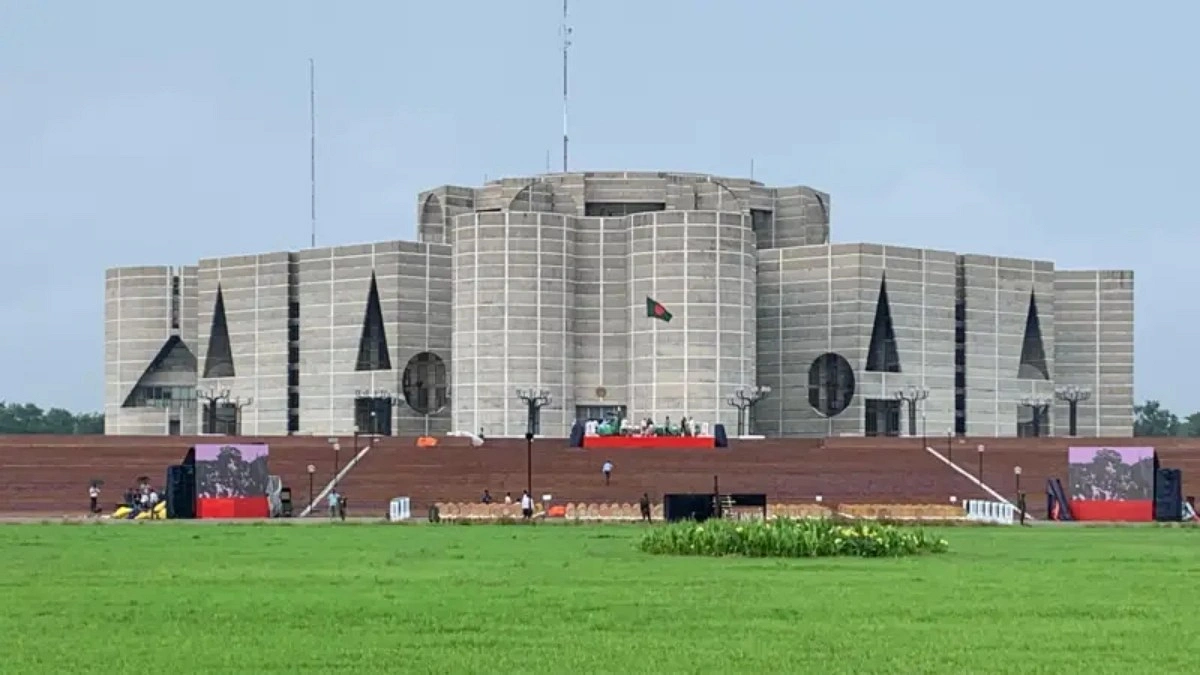 সংসদে ঢুকছে বৃষ্টির পানি