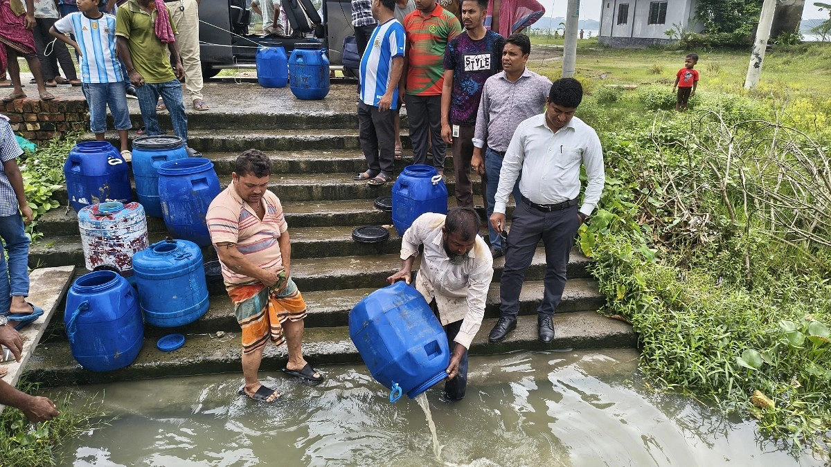 টুঙ্গিপাড়ায় ১২ লাখ টাকার চিংড়ির রেণু জব্দ, নদীতে অবমুক্ত