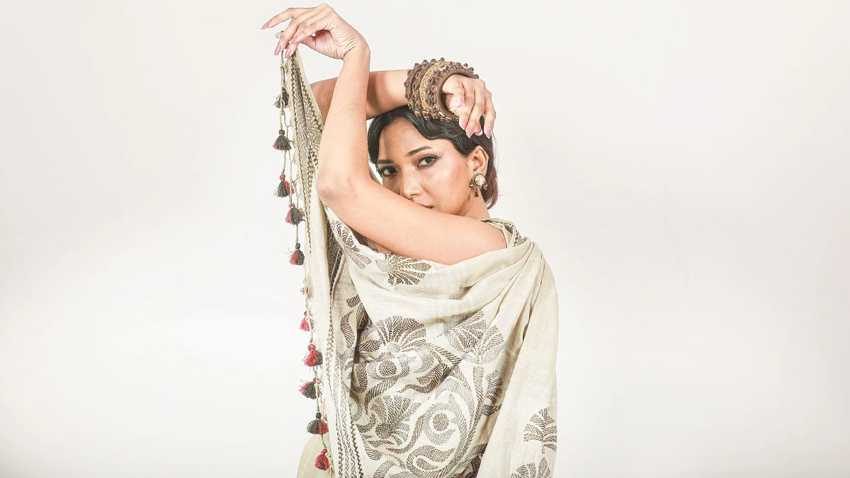 হাতে বোনা তাঁতে