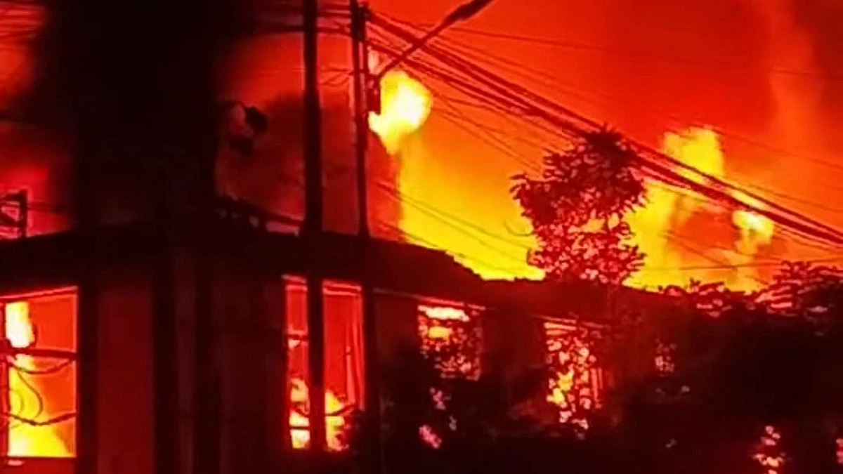 আদমজী ইপিজেডে কারখানার গোডাউনে আগুন