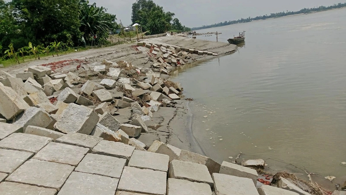 কাজ শেষের আগেই পাউবোর তীর সংরক্ষণ প্রকল্পে ধস, হুমকিতে স্কুল-বাঁধ