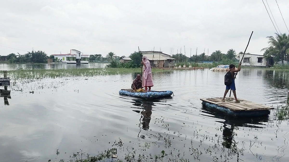 জলাবদ্ধ এলাকায় ভেলাই ভরসা