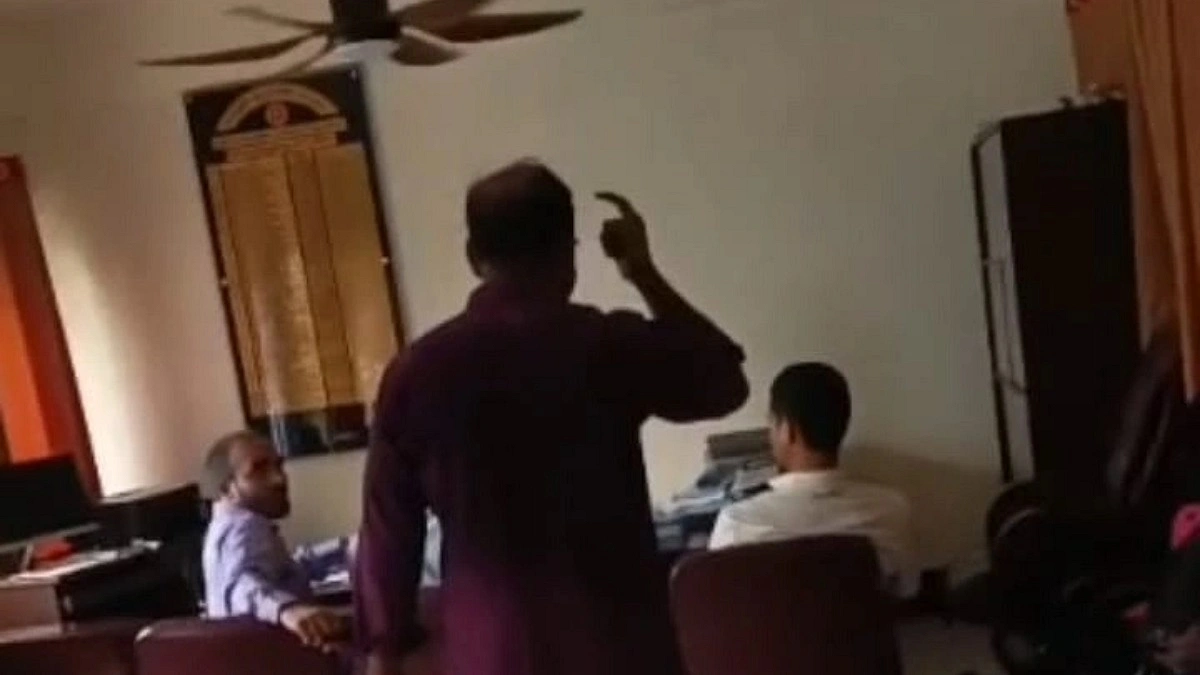 উপজেলা প্রকৌশলীকে শাসালেন বিএনপি নেতা