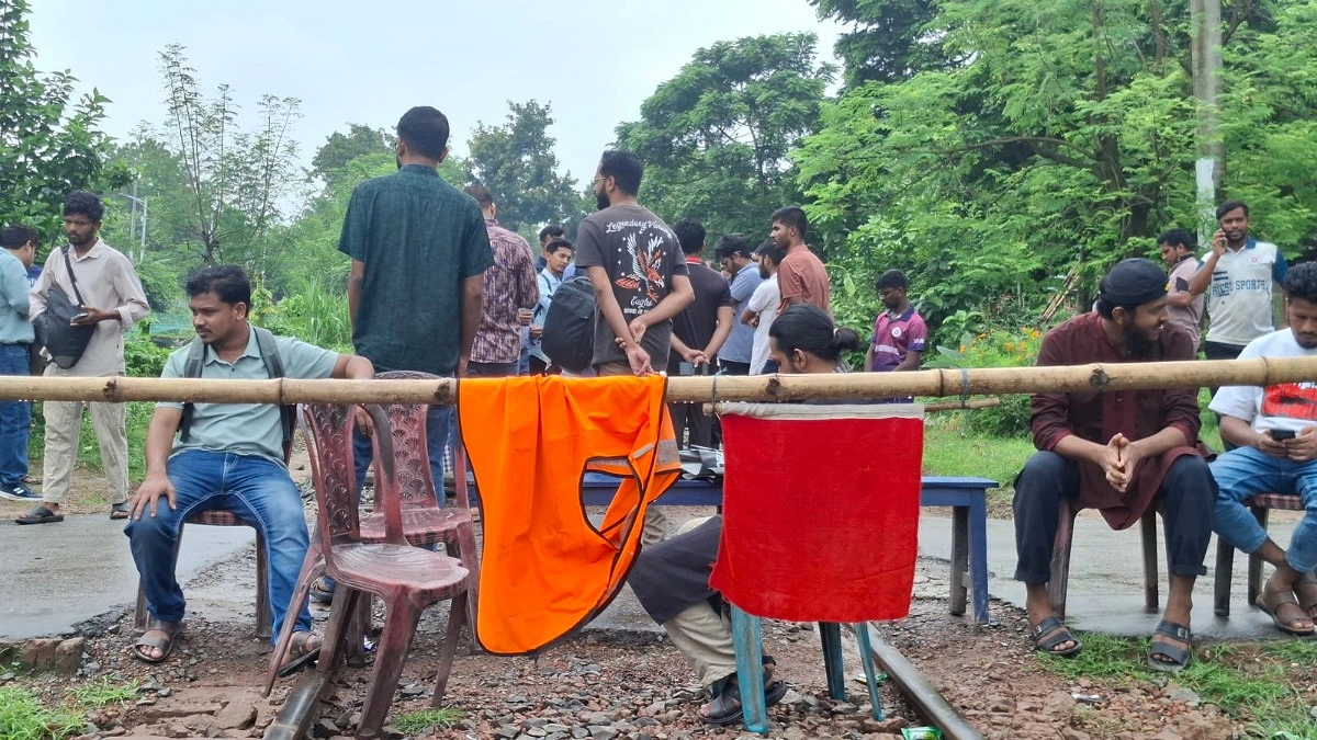 রাবি শিক্ষার্থীকে মারধরের প্রতিবাদে রেললাইন অবরোধ