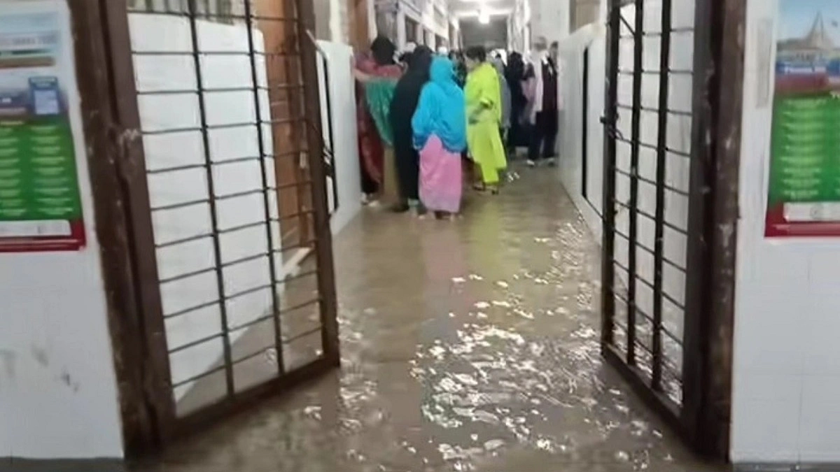 বৃষ্টিতে ফরিদপুর মেডিকেল কলেজ হাসপাতালের ভেতরে হাঁটুপানি