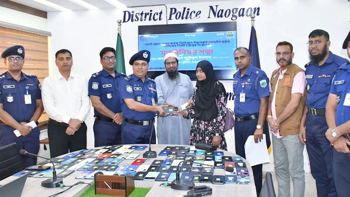 হারানো শতাধিক মোবাইল উদ্ধার করে ফেরত দিল পুলিশ