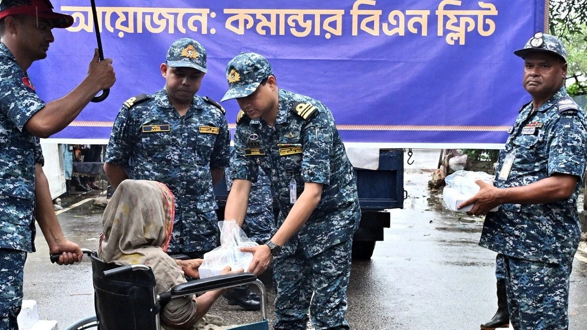 চট্টগ্রামে পানিবন্দি মানুষের পাশে নৌবাহিনী