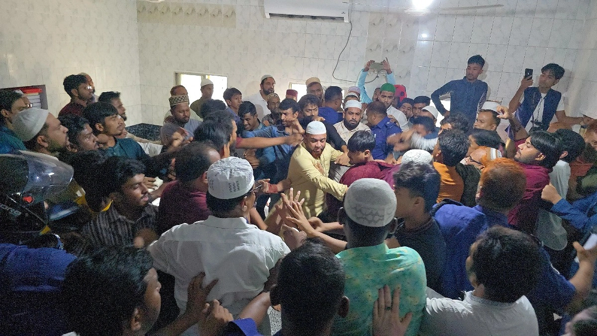 জামায়াত এমপির ইমামতি নিয়ে মসজিদের মধ্যে হাতাহাতি