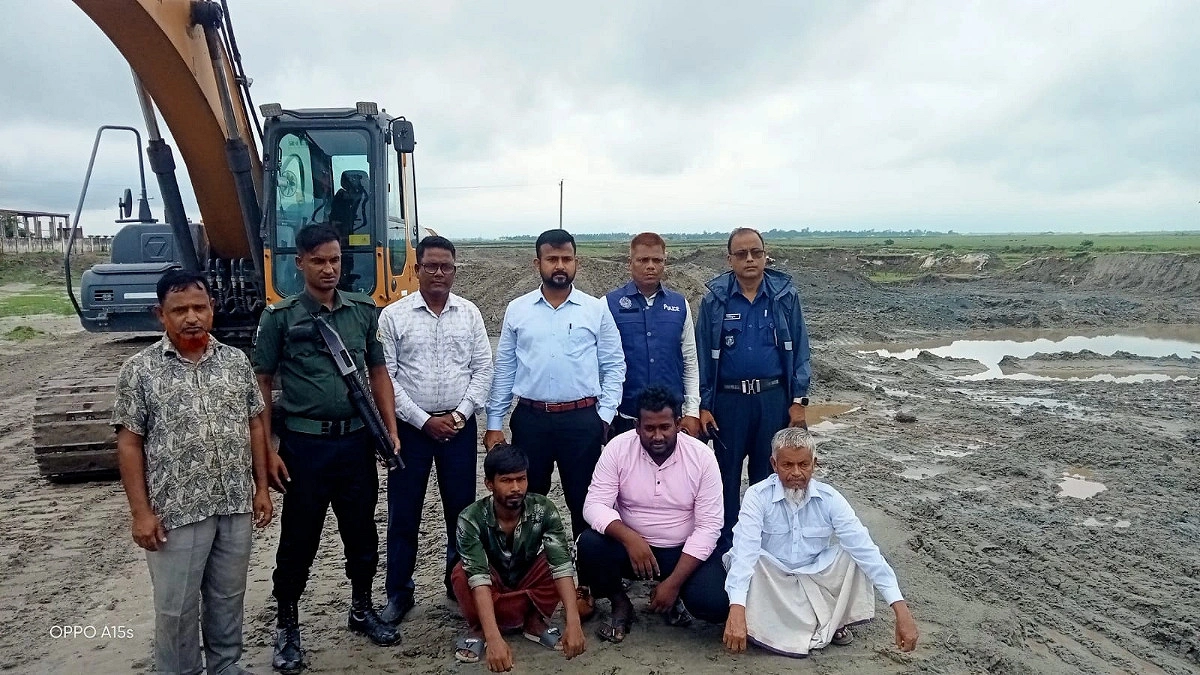 অবৈধভাবে মাটি কাটা,  ১ লাখ টাকা জরিমানা