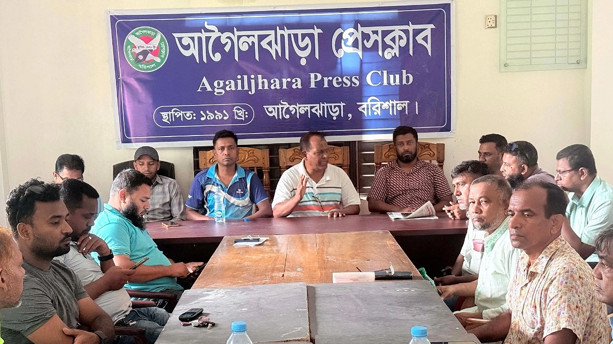 থানায় হামলা মামলায় দুই সাংবাদিককে আসামি করায় প্রতিবাদ