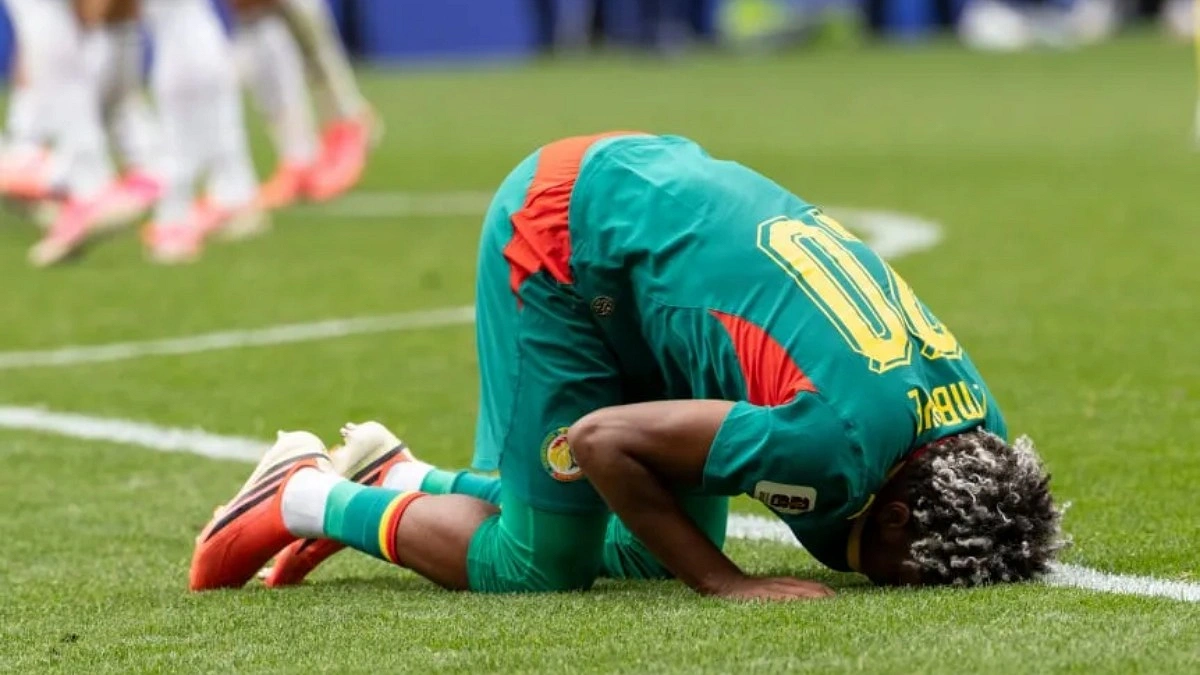 সেনেগাল ফুটবল দলের ডাক্তার আসলে স্ত্রীরোগ বিশেষজ্ঞ!