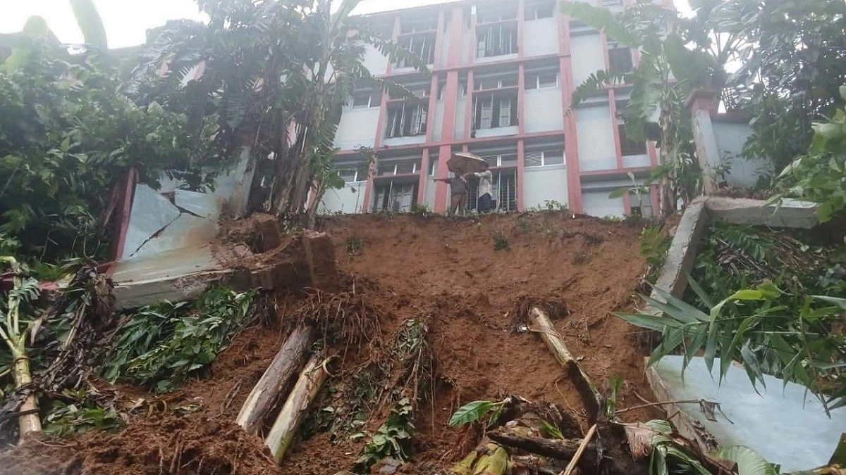 টানা বৃষ্টিতে ধসে পড়ার শঙ্কায় চাম্বি কলেজ ভবন