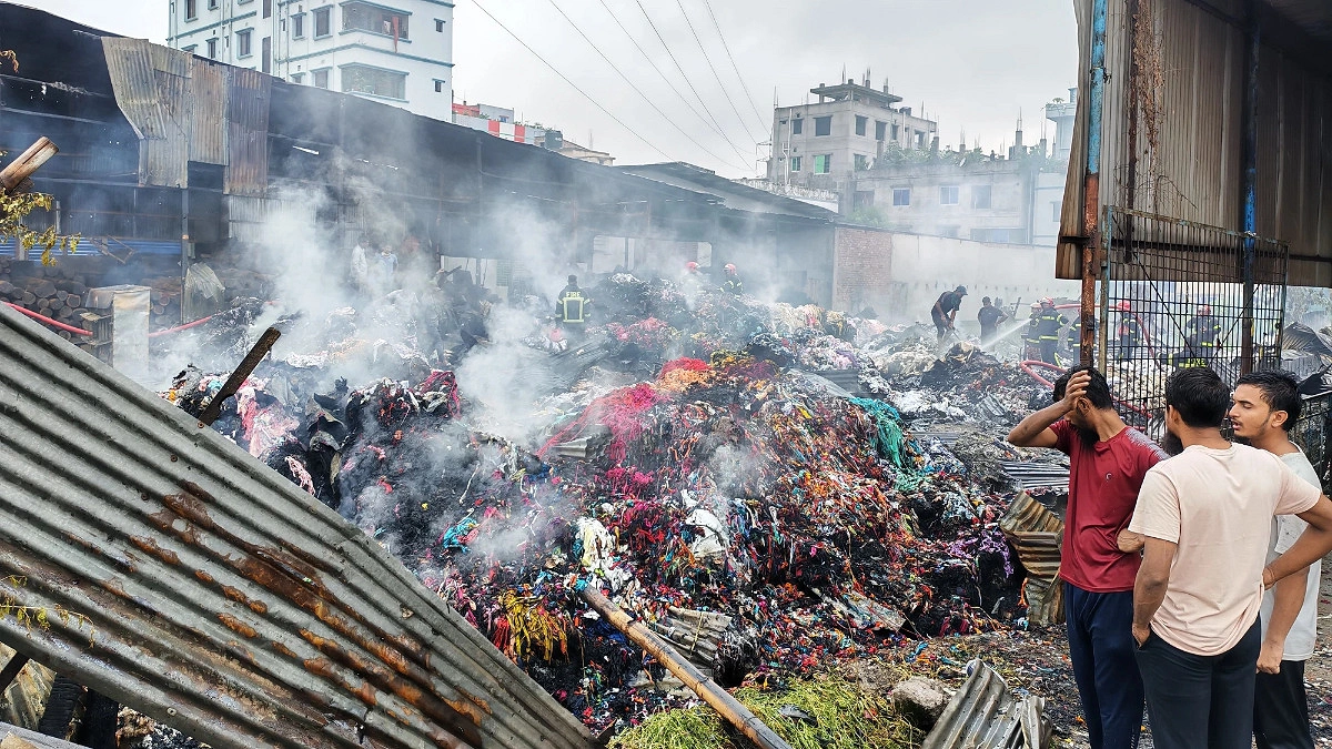 নারায়ণগঞ্জে ঝুটের গোডাউনে আগুন