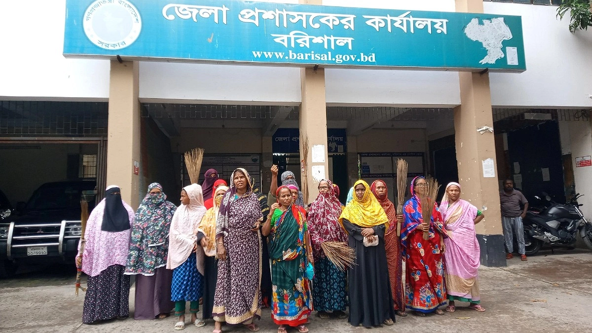 সহায়তা বন্ধ রাখায় ডি‌সির বিরু‌দ্ধে ছিন্নমূল নারী‌দের বি‌ক্ষোভ