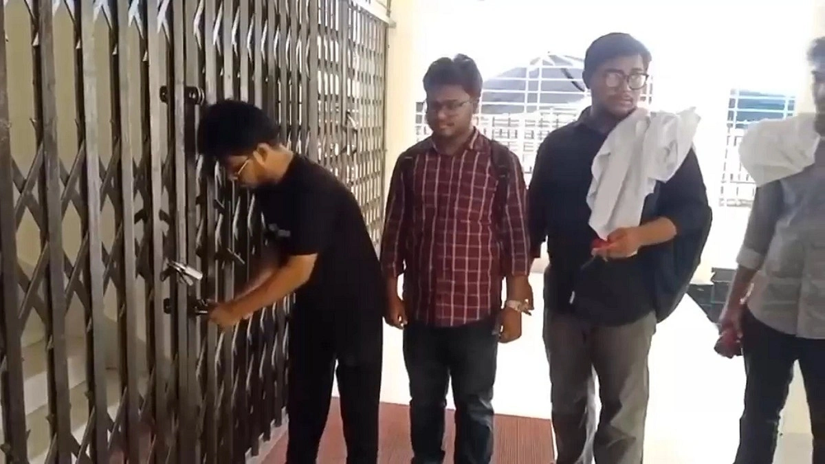 বরিশালে স্বাস্থ্য পরিচালকের অপসারণ চেয়ে মূল ফটকে তালা