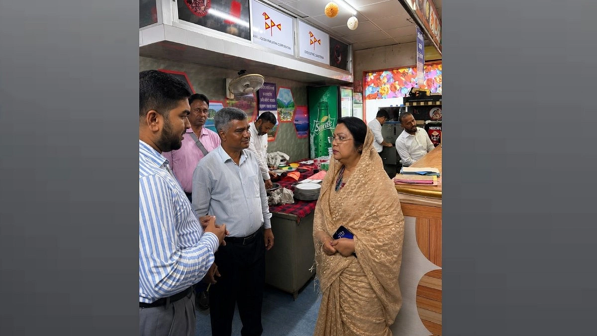 সচিবালয় ক্যান্টিনে পর্যটন মন্ত্রীর আকস্মিক পরিদর্শন