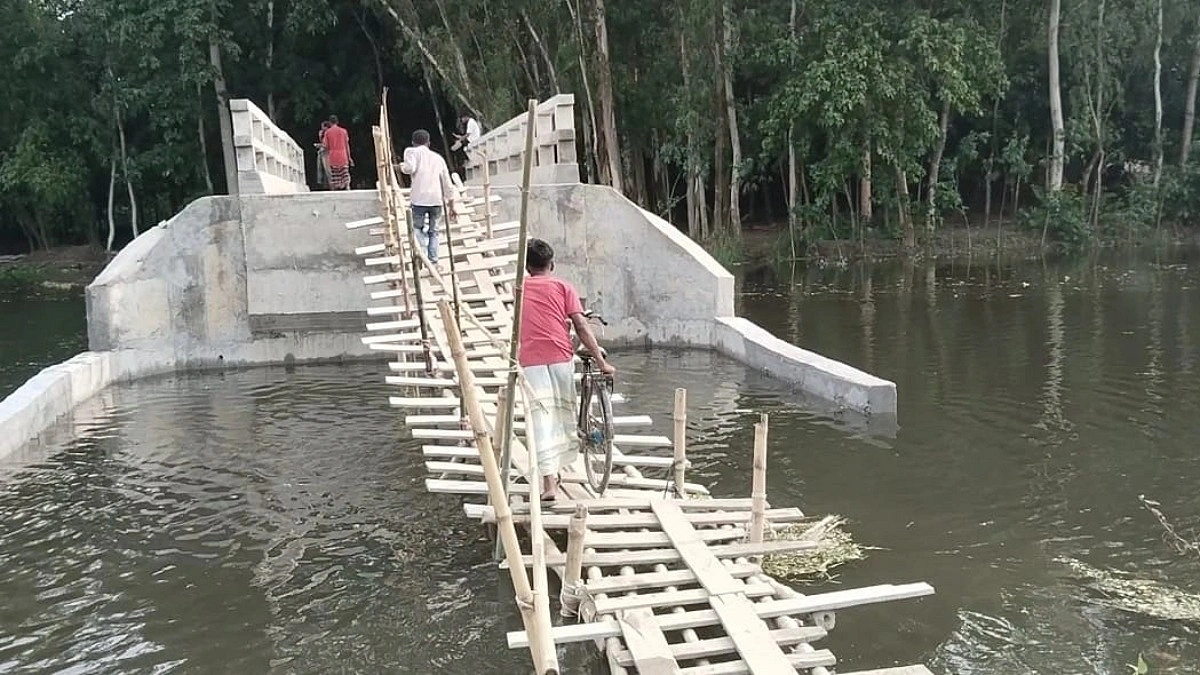 সাঁকো বেয়ে উঠতে হয় কোটি টাকার সেতুতে