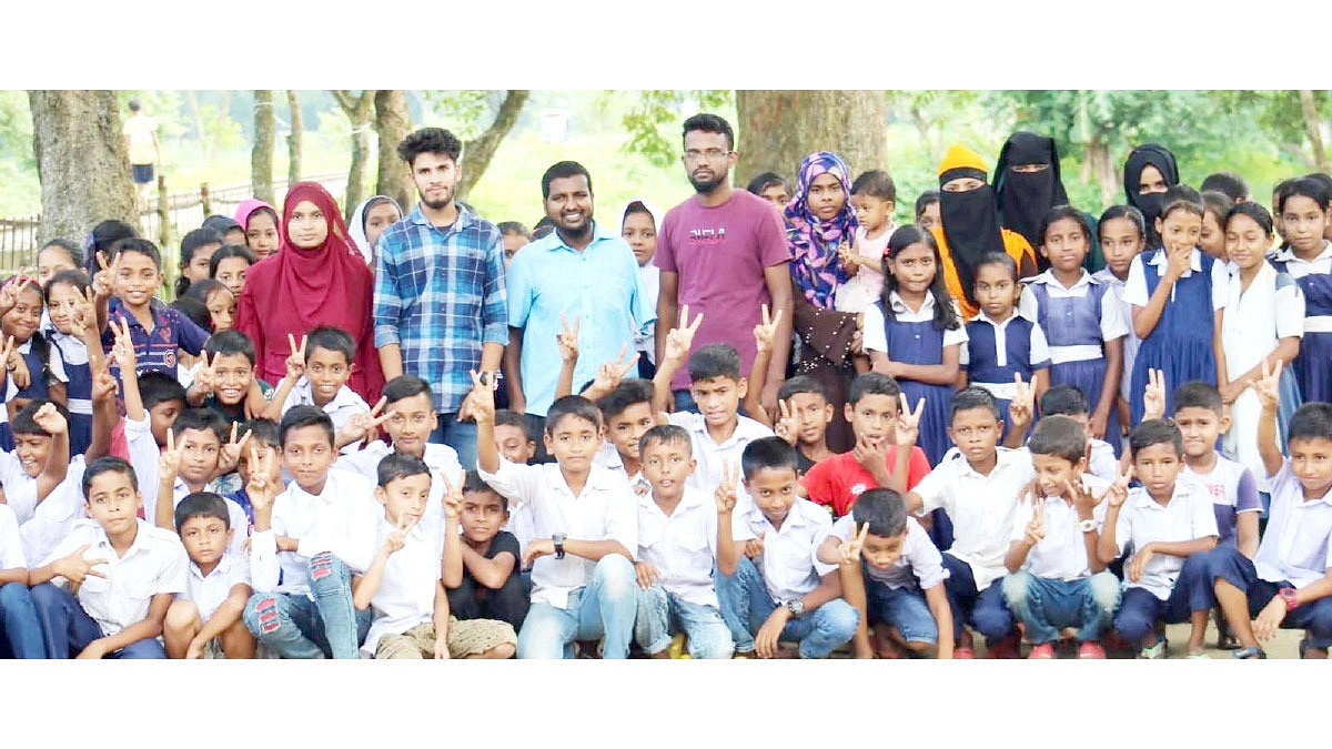 এক হাতেই মানবতার জয়