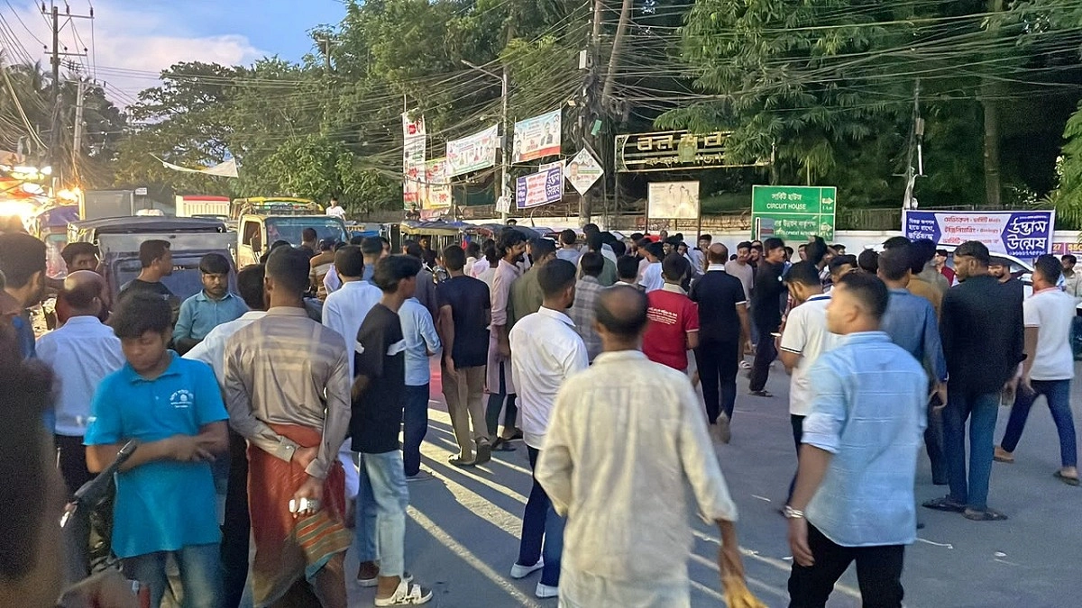 কক্সবাজারে সাড়ে পাঁচ ঘণ্টা সড়ক অবরোধ শিক্ষার্থীদের