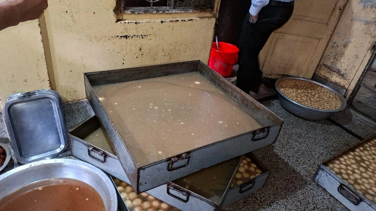 মিষ্টির শিরায় মিলল তেলাপোকার বিষ্টা