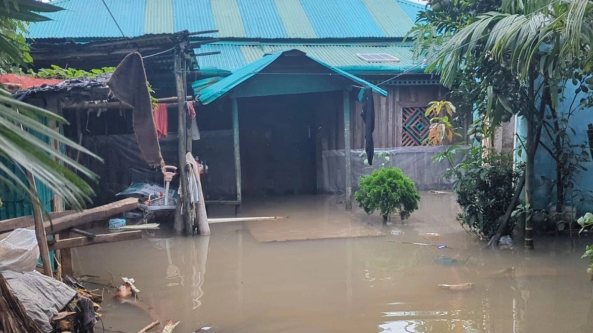 নামছে পানি, কাটছে না দুর্ভোগ