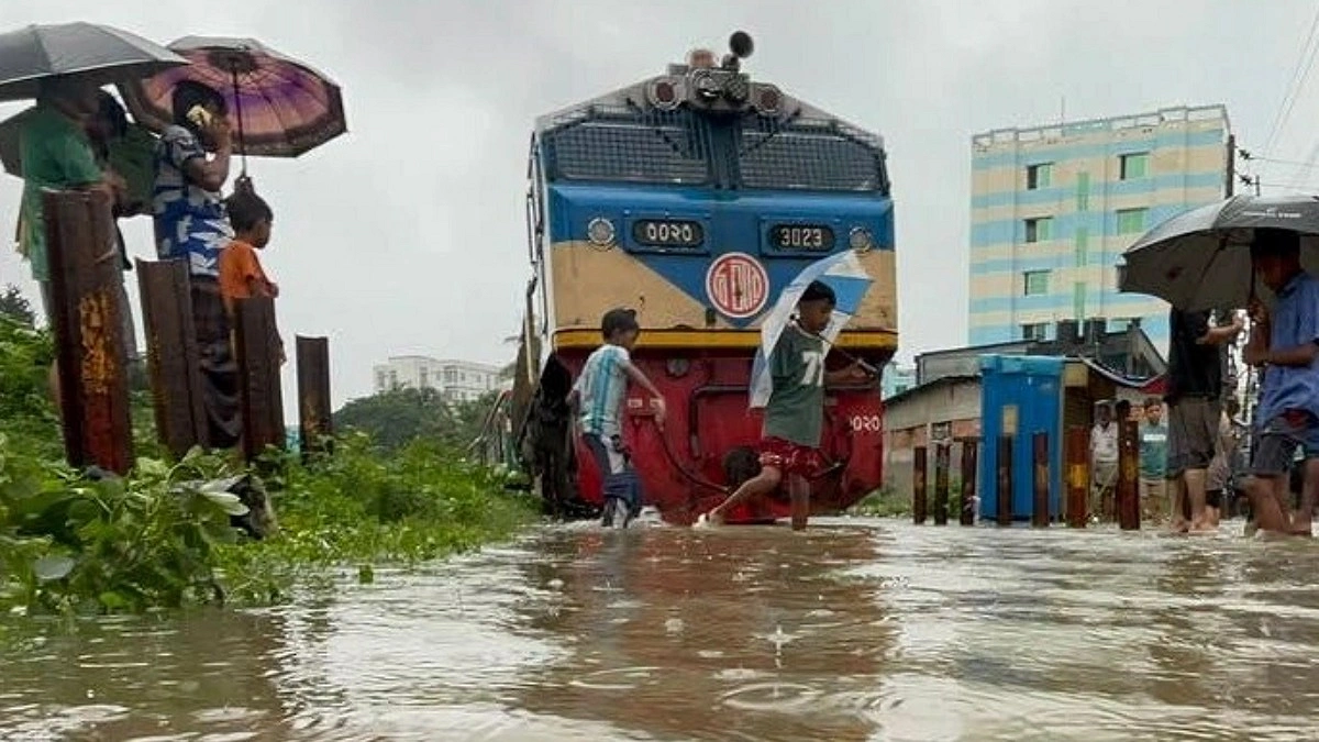 আটকে গেল কক্সবাজারগামী পর্যটক এক্সপ্রেস