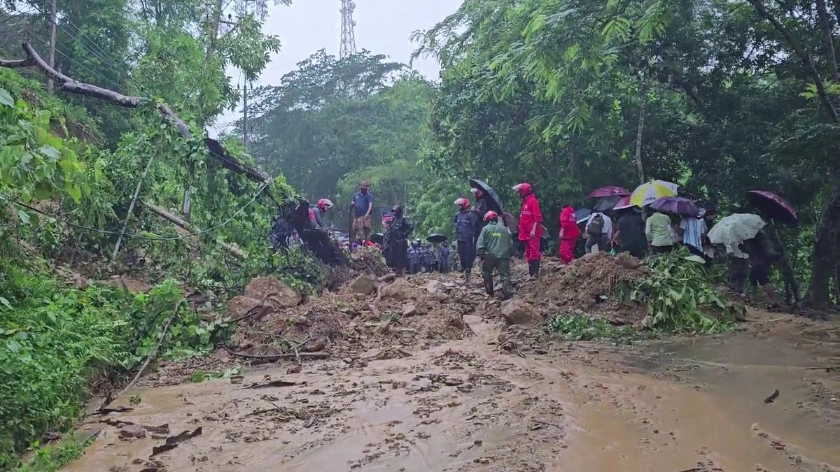 পাহাড় ধসে রাস্তা বন্ধ