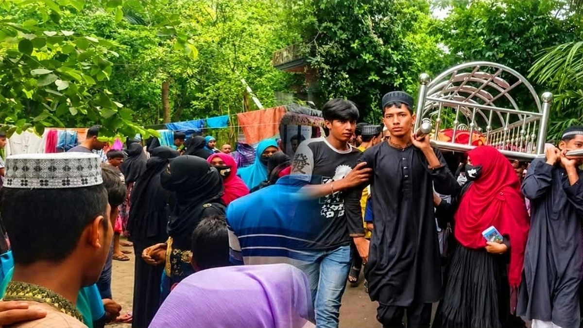 মাদ্রাসাছাত্রীর মরদেহ নিয়ে সহপাঠীদের বিক্ষোভ