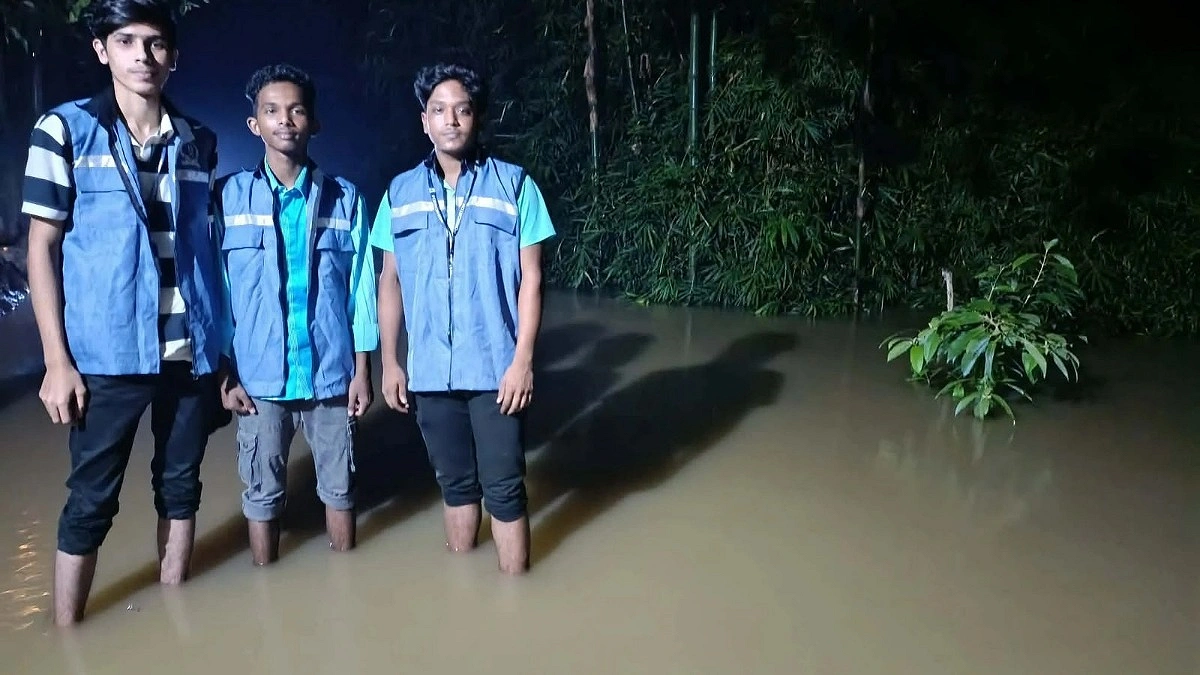 ফুলগাজীর দুই পয়েন্টে লোকালয়ে ঢুকছে পানি