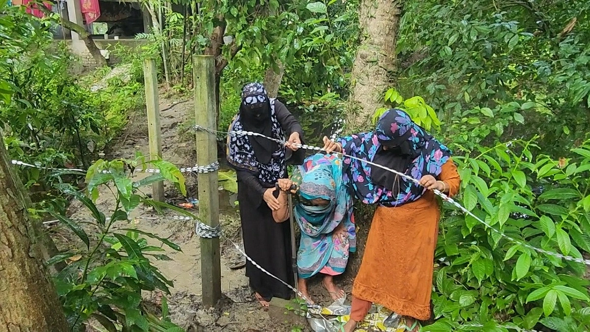 শরীয়তপুরে ১০০ বছরের পুরনো রাস্তা বন্ধ, কাঁটাতারে অবরুদ্ধ ৮ পরিবার