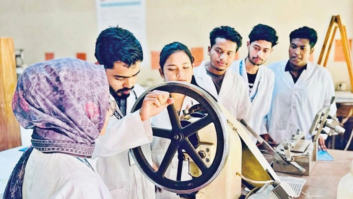 তৈরি হচ্ছেন আগামীর ফার্মাসিস্ট