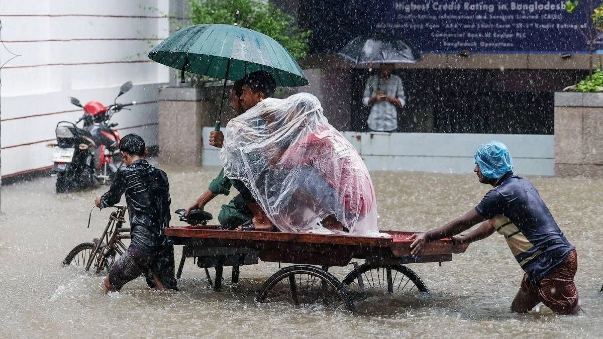 বৃষ্টিতে জলাবদ্ধতায় স্থবির নগরজীবন, দুর্ভোগে রাজধানীবাসী
