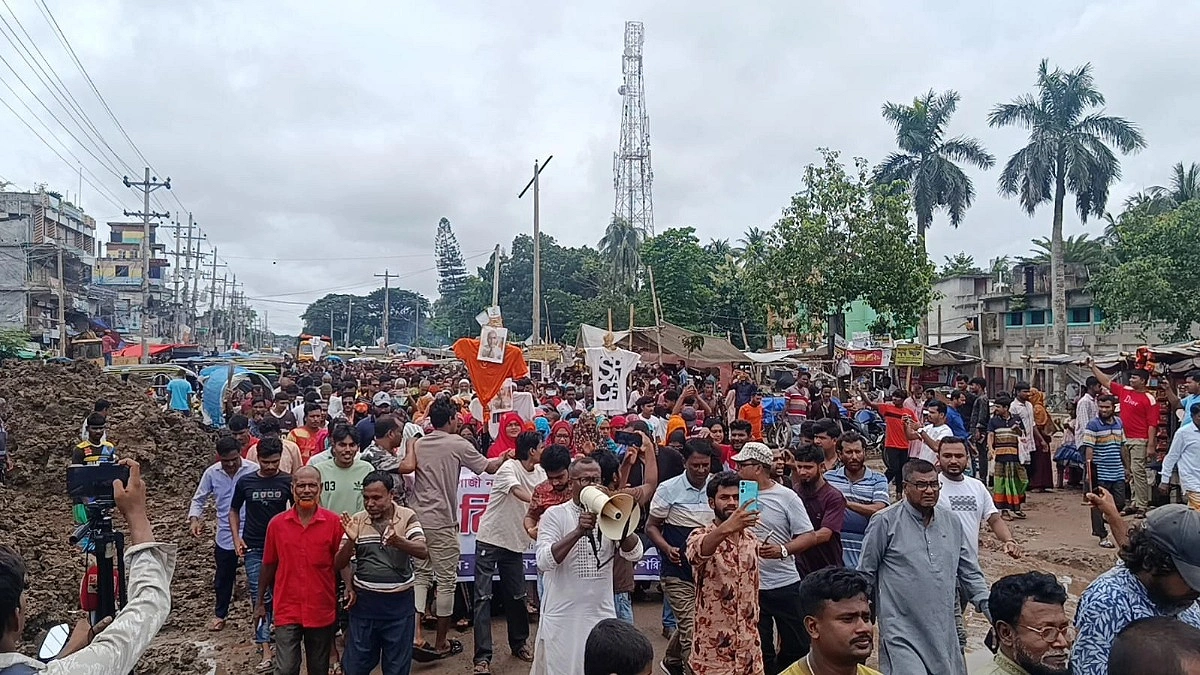 এমপি নজরুলের ভিডিওকাণ্ডে বেকায়দায় জামায়াত, বিএনপির বিক্ষোভ-উচ্ছ্বাস