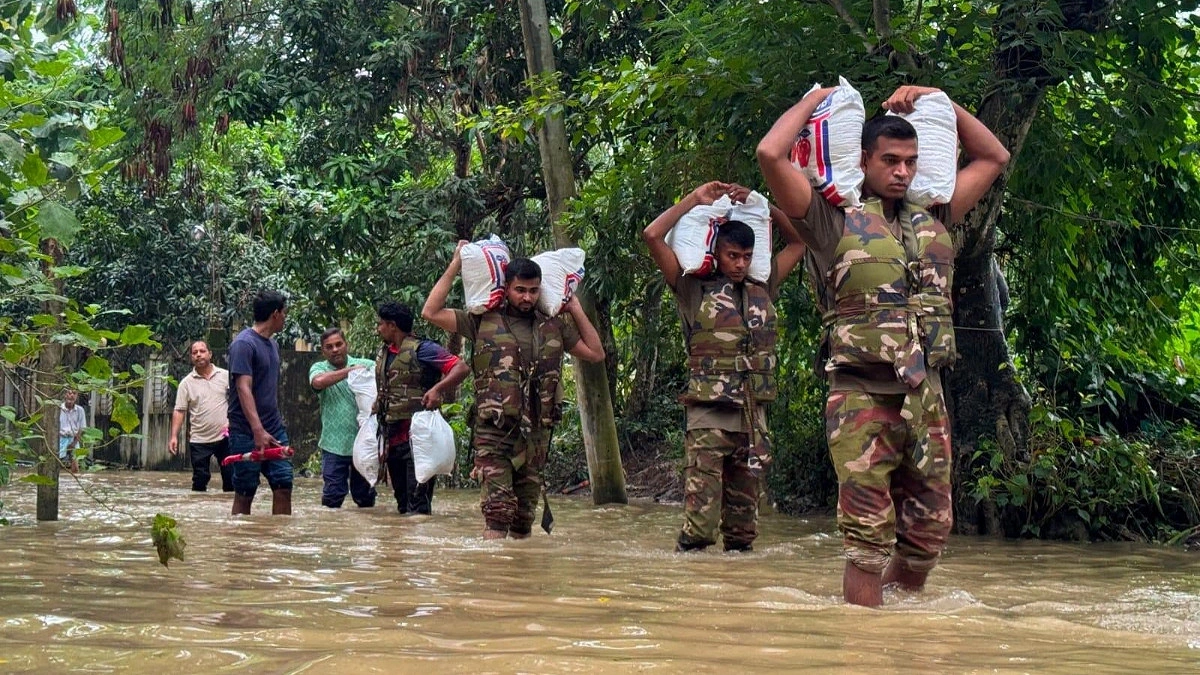 পানিবন্দি মানুষের ঘরে ঘরে ত্রাণ পৌঁছে দিচ্ছে সেনাবাহিনী