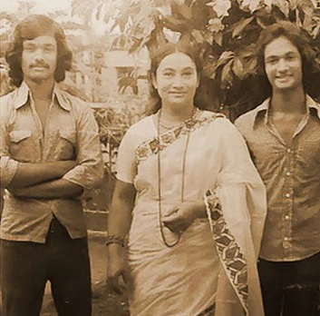 মা ফিরোজা বেগমের সাথে শাফিন ও হামিন আহমেদ