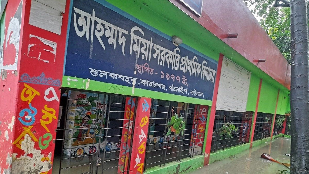 বড়দের ক্লাস-পরীক্ষা বন্ধ, পানি ভেঙে স্কুলে শিশুরা