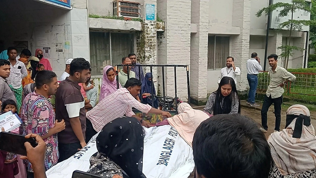 রাস্তা পার হতে গিয়ে প্রাণ গেল স্বামী-স্ত্রী-সন্তানের