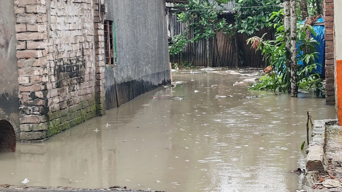 মাদারীপুরের রাজৈর পৌরসভায় জলাবদ্ধতা, স্থবির জনজীবন