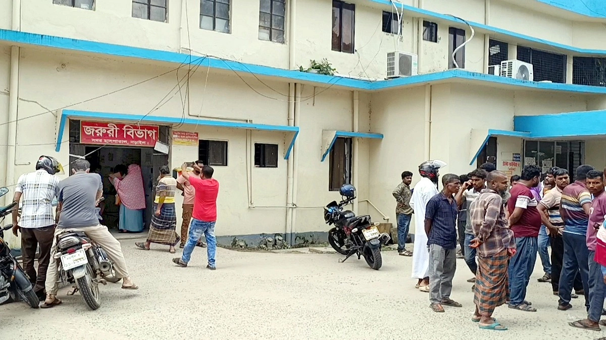 গরুবোঝাই পিকআপে সেতুর উচ্চতা বারে ধাক্কা, ব্যবসায়ীর মৃত্যু