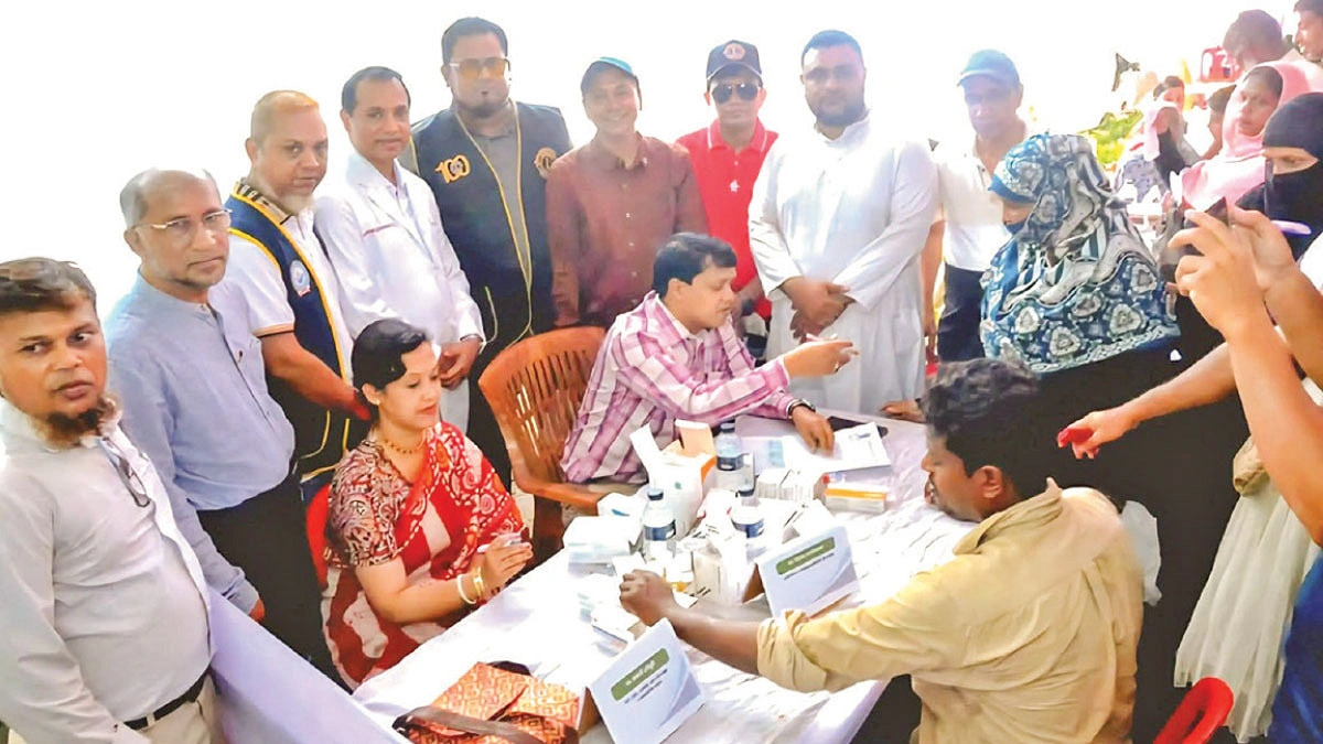 ৯ গ্রামের মানুষের ফি নেন না ডা. সীমান্ত