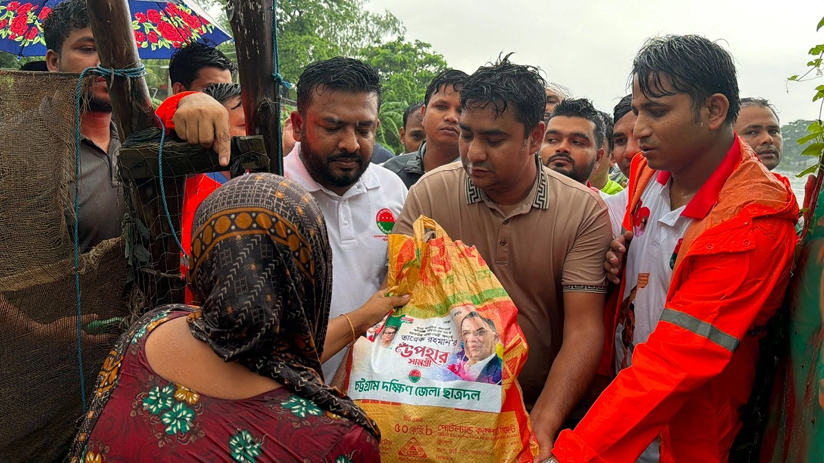 বাঁশখালীর বন্যার্তদের পাশে ছাত্রদল
