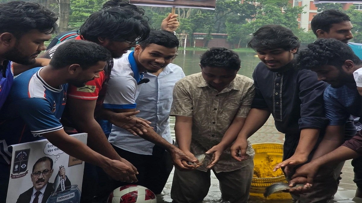 ঢাবির কেন্দ্রীয় মাঠে মাছের পোনা ছাড়লেন ডাকসু নেতা