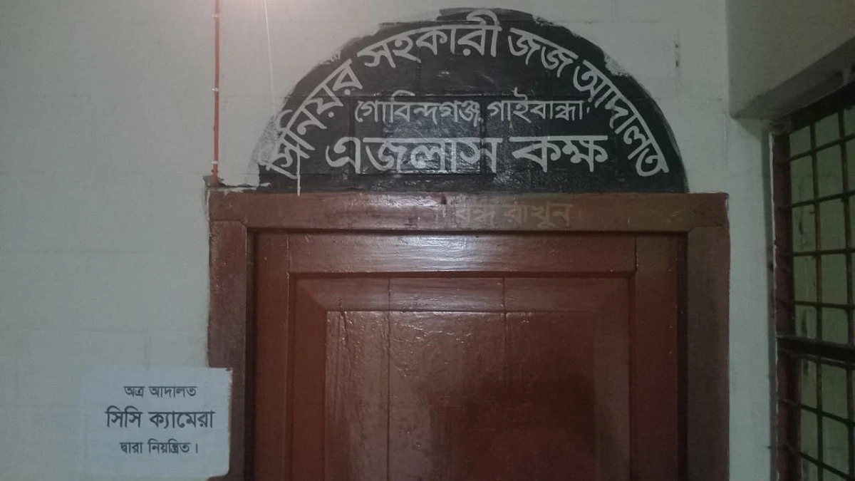 আইনজীবীর সহকারীর সঙ্গে মামলার বাদীর মারামারি, আহত বাদীর স্ত্রী