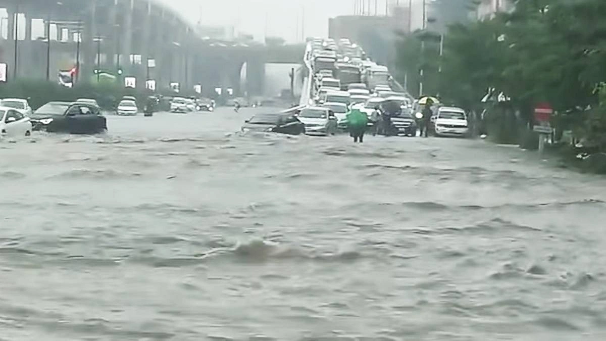 কাকলী র‍্যাম্পের নিচে ব্যাপক জলাবদ্ধতা, যানবাহনে ধীরগতি