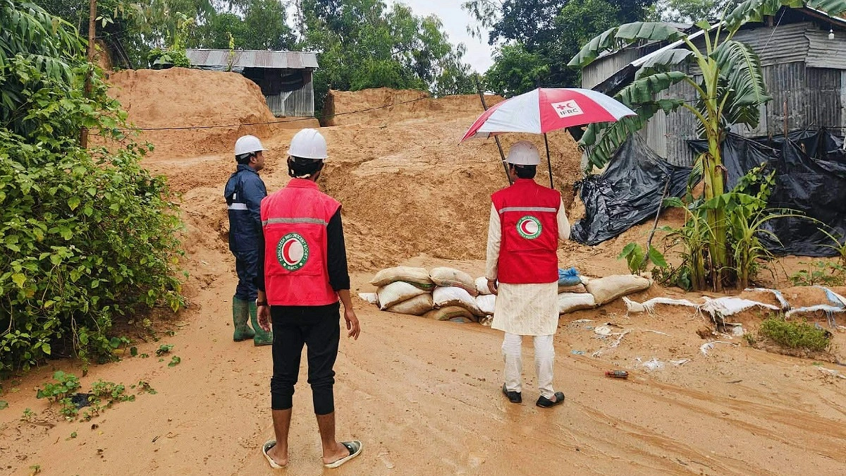টানা বৃষ্টিতে পাহাড় ধসের শঙ্কায় চকরিয়ায় মাইকিং